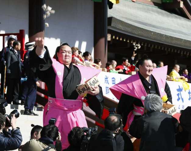 Los Yokozuna Kisenosato y Hakuho en plena celebración del Setsubun (Foto: SumoForum.net)